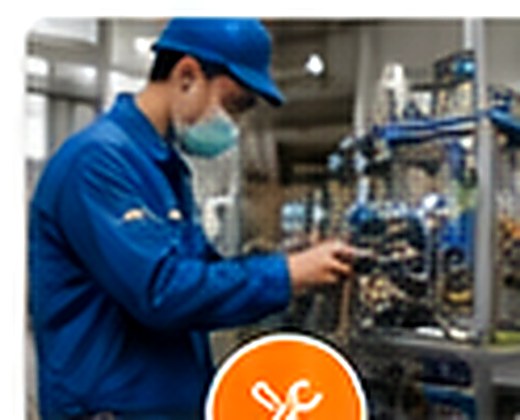 Teknisi pemeliharaan mesin produksi